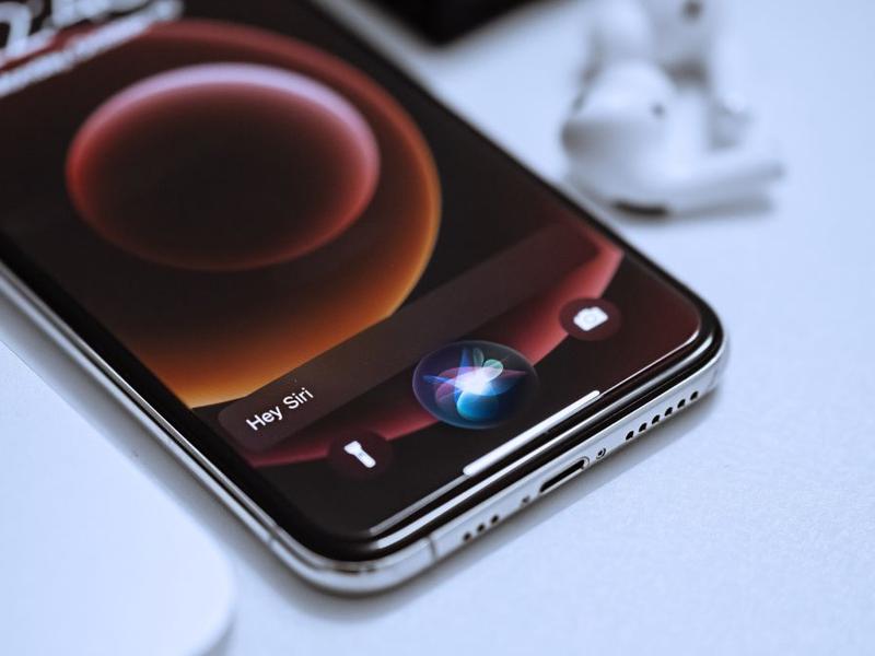 Siri Can’t Beat Chatgpt Unless Apple Breaks Its Own Rules