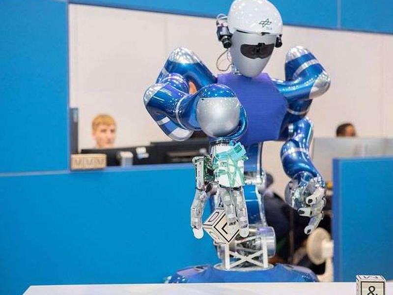 Robot Grips Intuitively And Moves Objects Like A Human