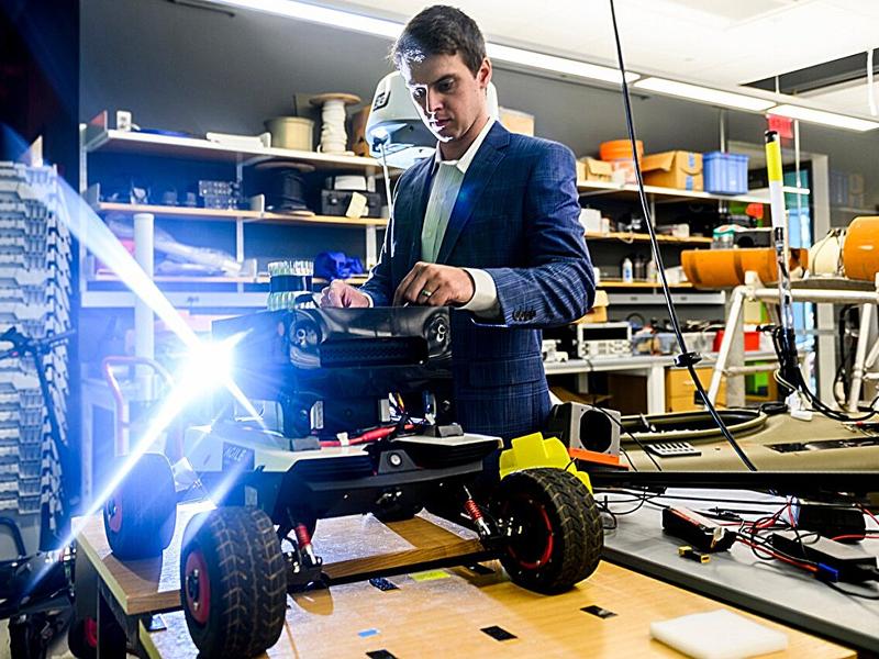 Self-driving Auto Companies Have Made Advancements, But Technology Is Still Lacking, Expert Says