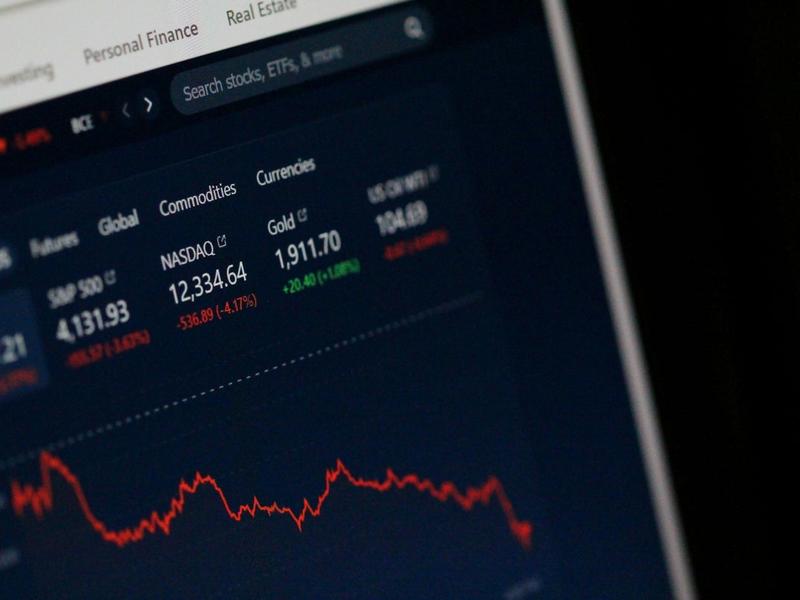 Nxp Semiconductors Dips 12.2% In A Month: Should You Hold Or Sell?